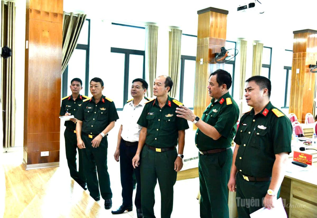 Đoàn Công tác của Quân khu kiểm tra hệ thống kế hoạch Phòng không nhân dân tại phường An Tường.