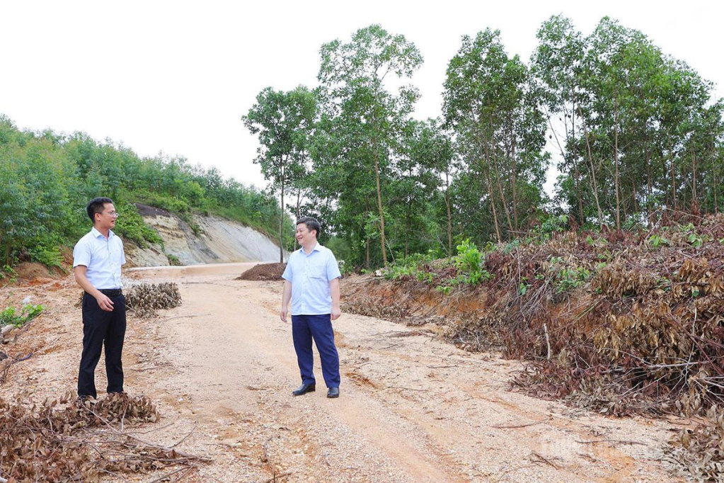 Lãnh đạo  xã Trường Sinh kiểm tra tiến độ thi công tuyến đường giao thông liên thôn tại thôn Thắng Lợi.