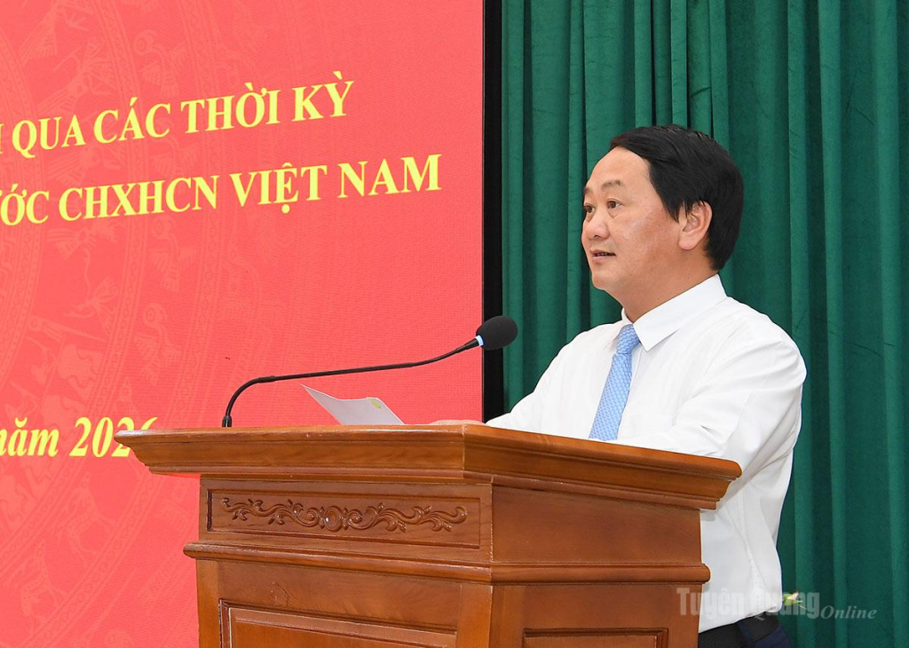 Đồng chí Bí thư Tỉnh ủy Hầu A Lềnh phát biểu tại buổi gặp mặt.