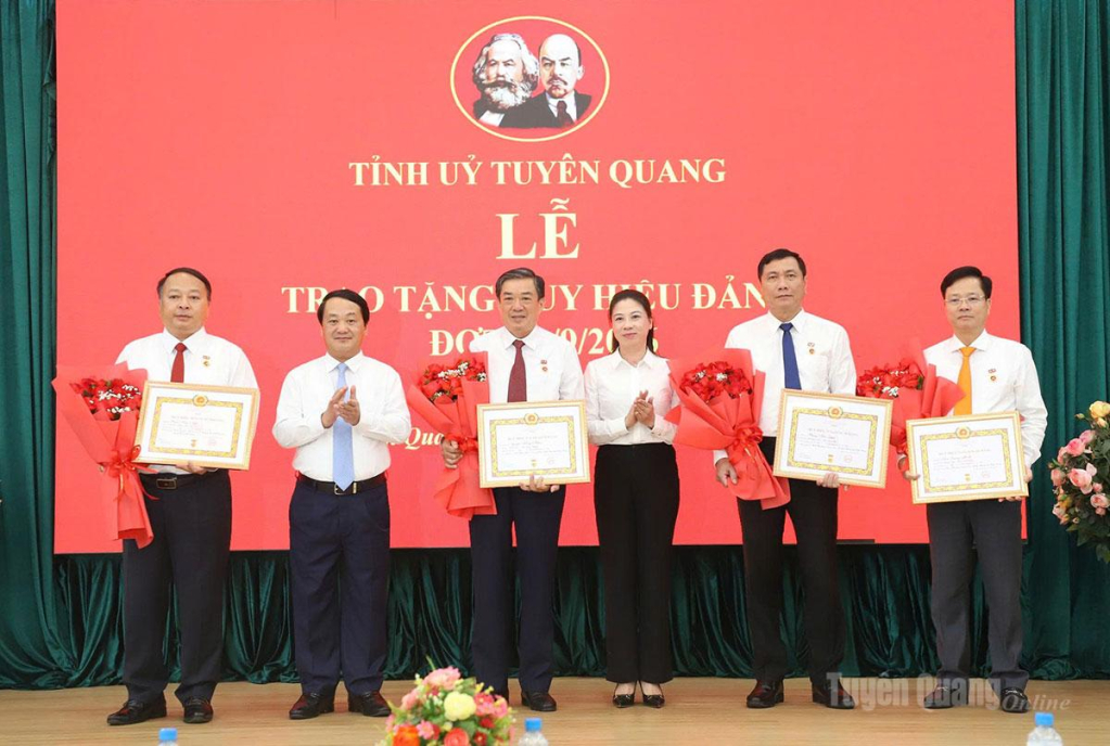 Đồng chí Bí thư  Tỉnh ủy Hầu A Lềnh và đồng chí Phó Bí thư Thường trực Tỉnh ủy Lê Thị Kim Dung trao Huy hiệu 35 năm và 30 năm tuổi Đảng cho các đồng chí lãnh đạo tỉnh.