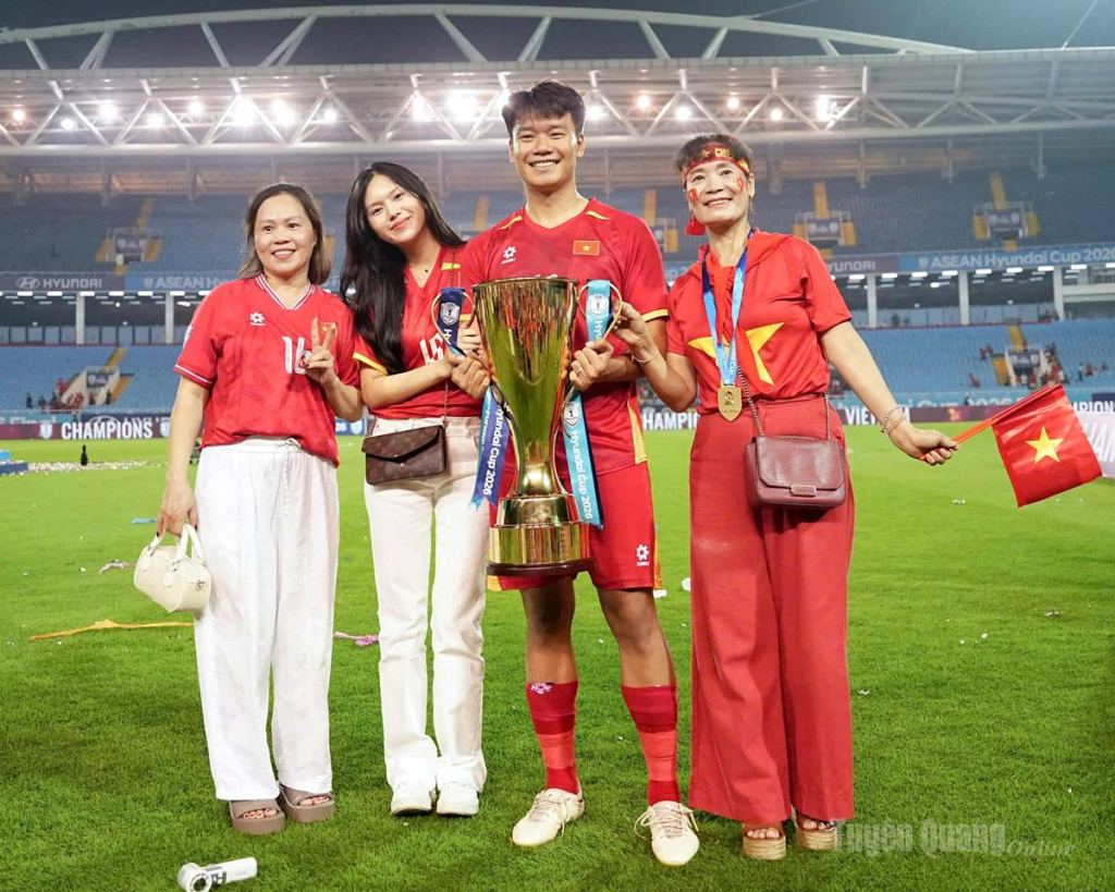 Trung vệ Thành Chung ăn mừng chức vô địch Asean cup 2026  cùng gia đình. 