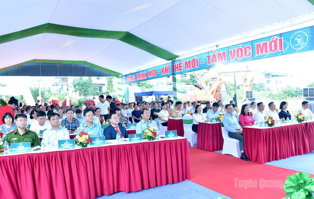 Các đồng chí lãnh đạo tỉnh và các đại biểu dự lễ khởi công dự án.