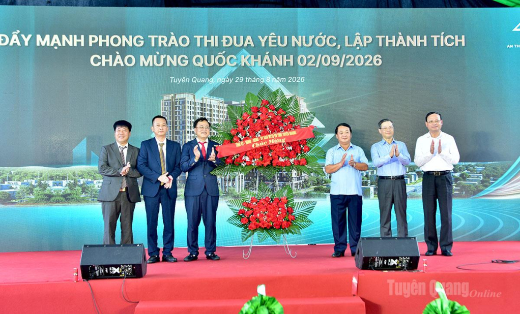 Các đồng chí: Bí thư Tỉnh uỷ Hầu A Lềnh, Chủ tịch HĐND tỉnh Nguyễn Văn Sơn, Phó Chủ tịch Thường trực UBND tỉnh Nguyễn Mạnh Tuấn tặng hoa chúc mừng chủ đầu tư Dự án.