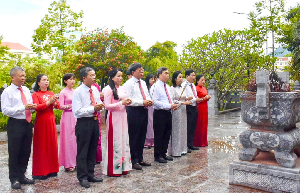 Ban Chấp hành Đảng uỷ MTTQ, các đoàn thể tỉnh dâng hương tại Đền thờ Chủ tịch Hồ Chí Minh.