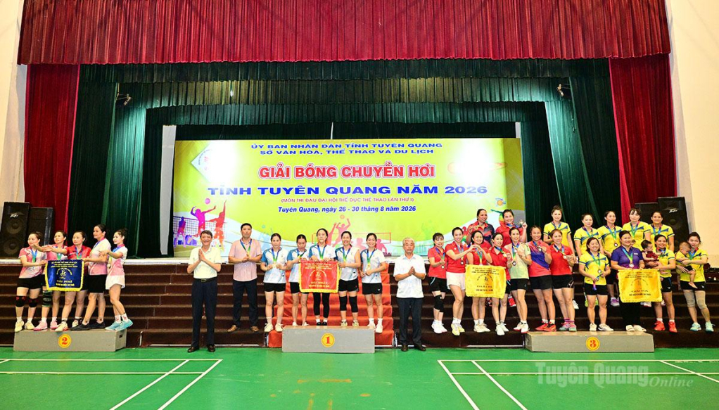 Ban tổ chức trao Huy chương Vàng, Bạc, Đồng cho các đội nữ lứa tuổi 35-50.