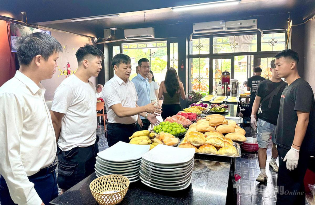 Đoàn kiểm tra Sở Y tế kiểm tra tại Công ty Cổ phần Thương mại và Du lịch Bông Travel, phường Hà Giang 2.