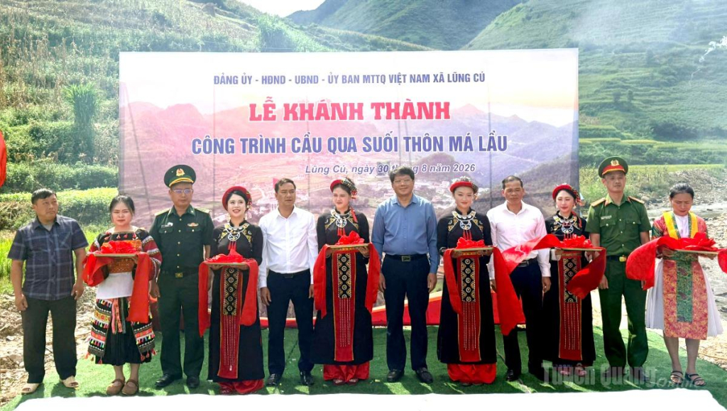 Các đại biểu cắt băng khánh thành công trình cầu suối Sửu kết nối tuyến đường liên thôn Ma Lé đi thôn Má Lầu A, Má Lầu B, xã Lũng Cú.