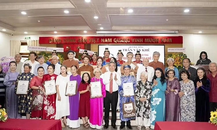 Trao Giải thưởng Trần Văn Kh&ecirc; cho 2 tập thể v&agrave; 6 c&aacute; nh&acirc;n