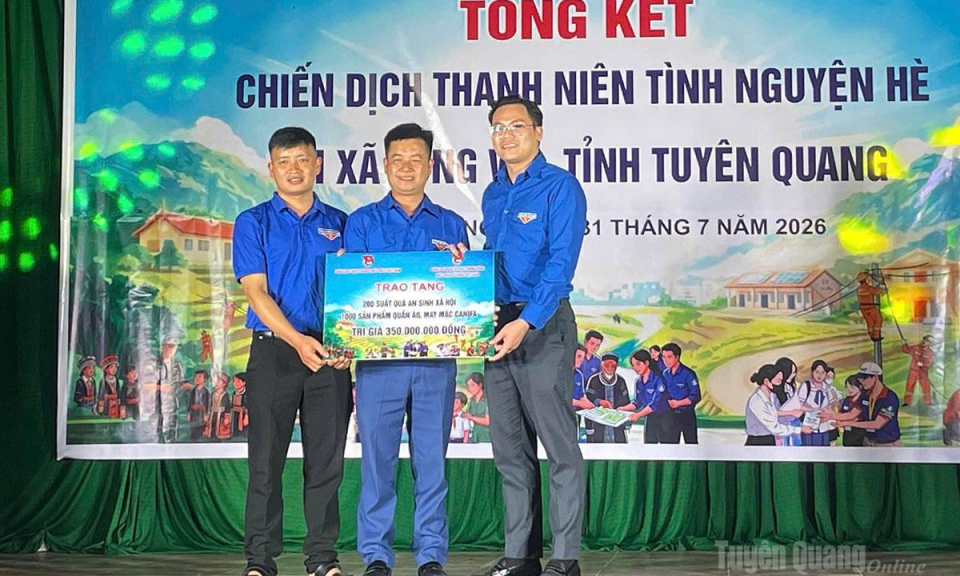 Tổng kết Chiến dịch M&ugrave;a h&egrave; xanh 2026, trao h&agrave;ng trăm suất qu&agrave; cho người d&acirc;n v&ugrave;ng bi&ecirc;n T&ugrave;ng V&agrave;i