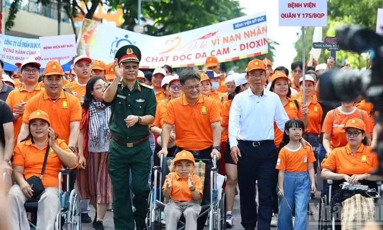 Chung tay chăm lo nạn nh&acirc;n chất độc da cam