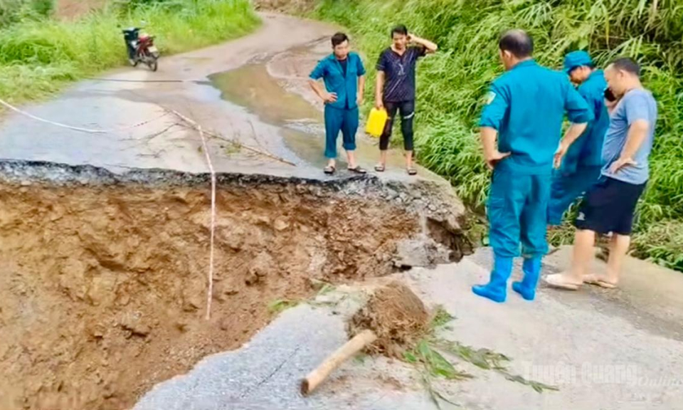 Sạt lở tại x&atilde; L&ugrave;ng T&aacute;m, tạm dừng lưu th&ocirc;ng qua khu vực Km0+600