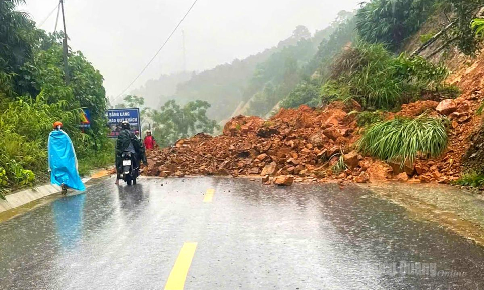 Sạt lở, ngập &uacute;ng tr&ecirc;n Tỉnh lộ 183 qua x&atilde; Bằng Lang