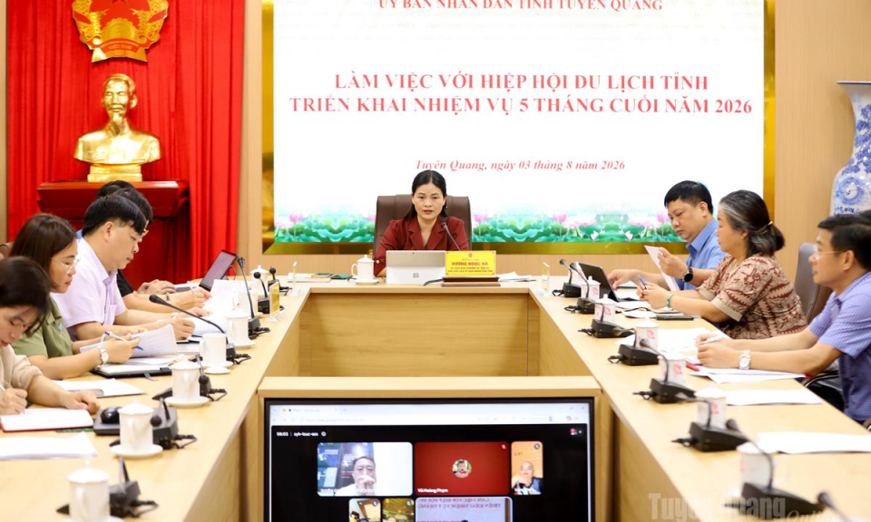 Ph&oacute; Chủ tịch UBND tỉnh Vương Ngọc H&agrave; l&agrave;m việc với Hiệp hội Du lịch tỉnh