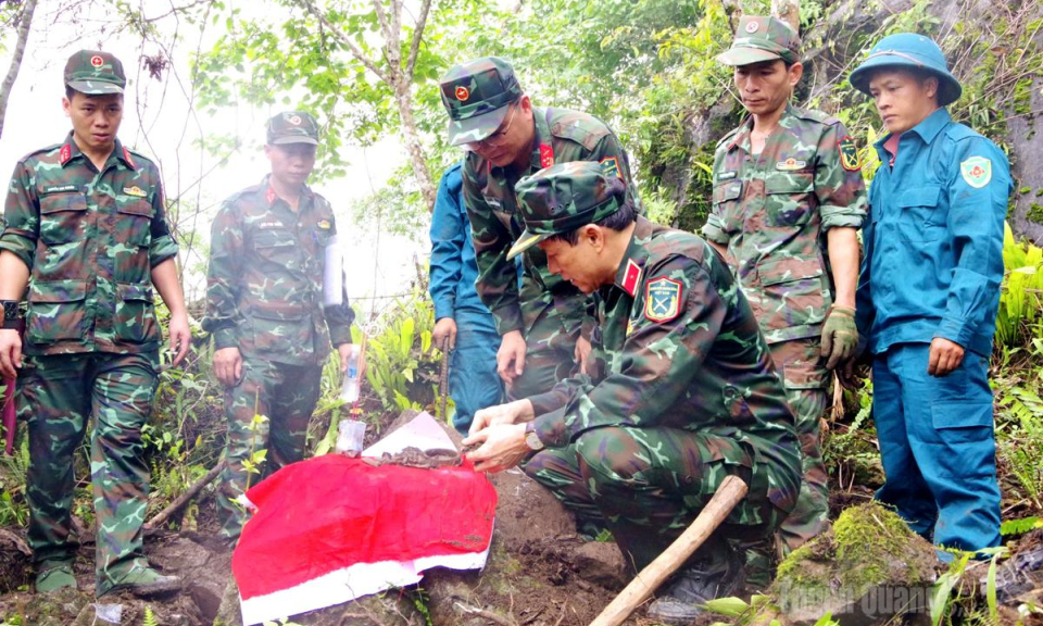 L&atilde;nh đạo Qu&acirc;n khu II kiểm tra c&ocirc;ng t&aacute;c t&igrave;m kiếm, quy tập h&agrave;i cốt liệt sĩ tại Tuy&ecirc;n Quang