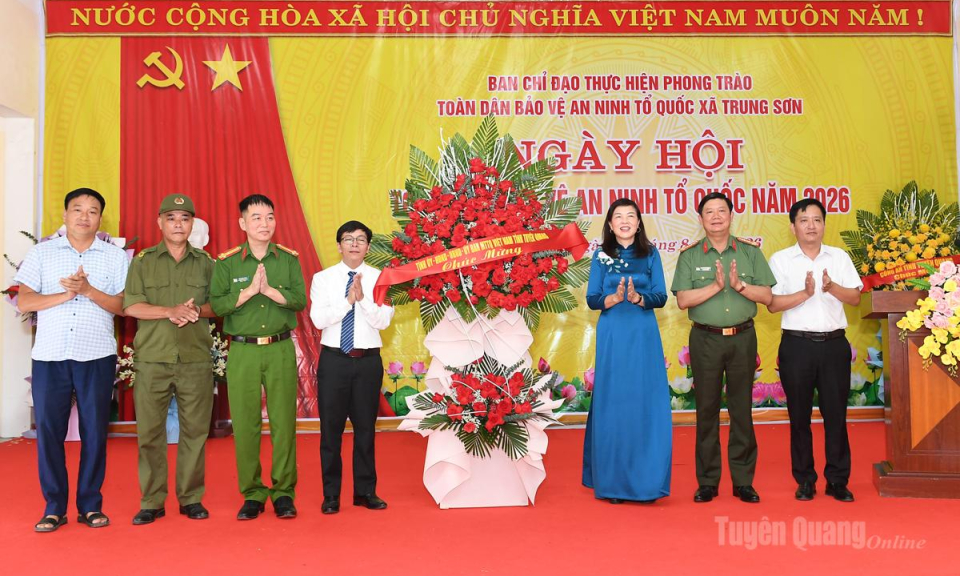 Đồng ch&iacute; Ph&oacute; Chủ tịch HĐND tỉnh Phạm Thị Minh Xu&acirc;n dự Ng&agrave;y hội To&agrave;n d&acirc;n bảo vệ an ninh Tổ quốc tại x&atilde; Trung Sơn