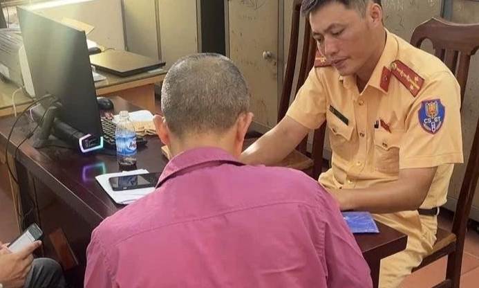 Xử l&yacute; nghi&ecirc;m l&aacute;i xe bu&yacute;t sử dụng điện thoại trong khi l&aacute;i xe