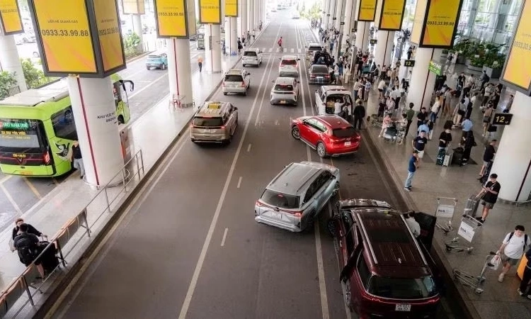 Ch&iacute;nh thức &aacute;p dụng ph&acirc;n luồng giao th&ocirc;ng mới tại s&acirc;n bay Nội B&agrave;i