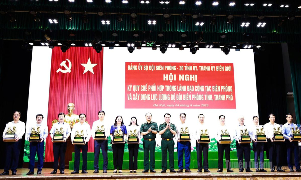 Đồng ch&iacute; Ph&oacute; B&iacute; thư Thường trực Tỉnh ủy L&ecirc; Thị Kim Dung dự Hội nghị k&yacute; Quy chế phối hợp trong l&atilde;nh đạo c&ocirc;ng t&aacute;c bi&ecirc;n ph&ograve;ng