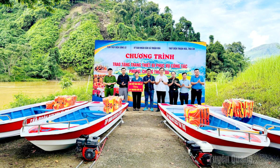 Trao tặng xuồng cứu hộ phục vụ c&ocirc;ng t&aacute;c ph&ograve;ng, chống thi&ecirc;n tai cho x&atilde; Thuận H&ograve;a