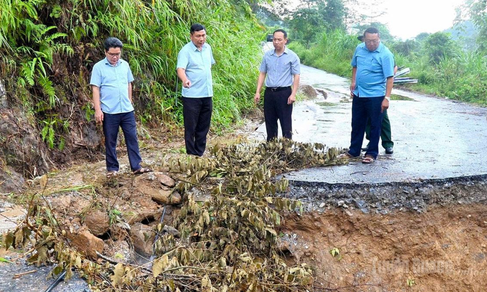 Trưởng ban Nội ch&iacute;nh Tỉnh ủy Ph&ugrave;ng Tiến Qu&acirc;n kiểm tra điểm sạt lở v&agrave; c&ocirc;ng t&aacute;c ph&ograve;ng chống thi&ecirc;n tai tại x&atilde; L&ugrave;ng T&aacute;m