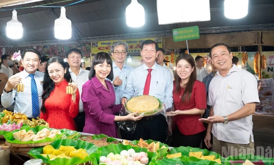 An Giang: Ng&agrave;y hội h&agrave;ng trăm loại b&aacute;nh ngon