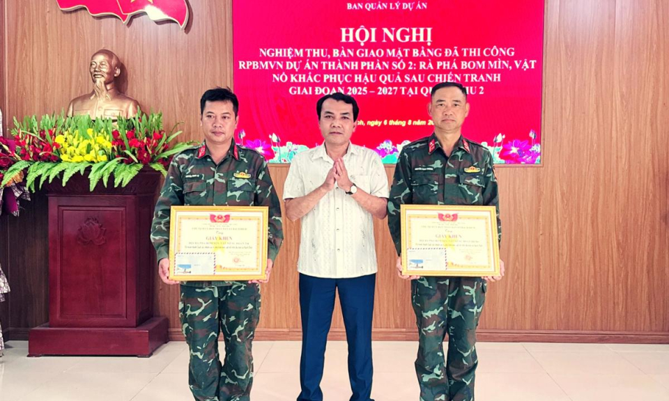 Nghiệm thu, b&agrave;n giao mặt bằng r&agrave; ph&aacute; bom m&igrave;n, vật nổ tại x&atilde; Bạch Đ&iacute;ch
