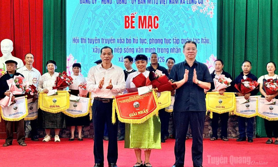 Trưởng ban Tuy&ecirc;n gi&aacute;o v&agrave; D&acirc;n vận Tỉnh ủy Trần Mạnh Lợi dự bế mạc hội thi tuy&ecirc;n truyền x&oacute;a bỏ hủ tục, phong tục tập qu&aacute;n lạc hậu x&atilde; Lũng C&uacute;
