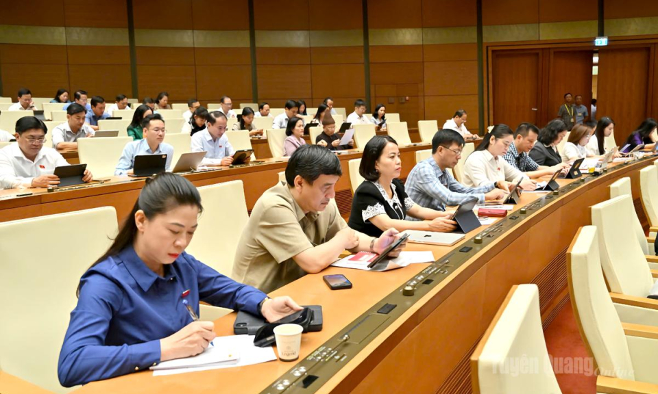 Đo&agrave;n ĐBQH tỉnh g&oacute;p &yacute; th&aacute;o gỡ "điểm nghẽn" trong c&aacute;c dự &aacute;n luật