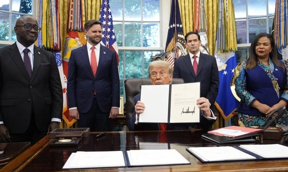 Tổng thống Trump k&yacute; hai sắc lệnh siết quyền c&ocirc;ng d&acirc;n theo nơi sinh