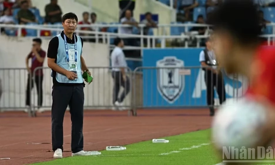HLV Kim Sang Sik: Đ&igrave;nh Bắc đ&atilde; vượt qua &aacute;p lực v&agrave; c&oacute; m&agrave;n tr&igrave;nh diễn xuất sắc