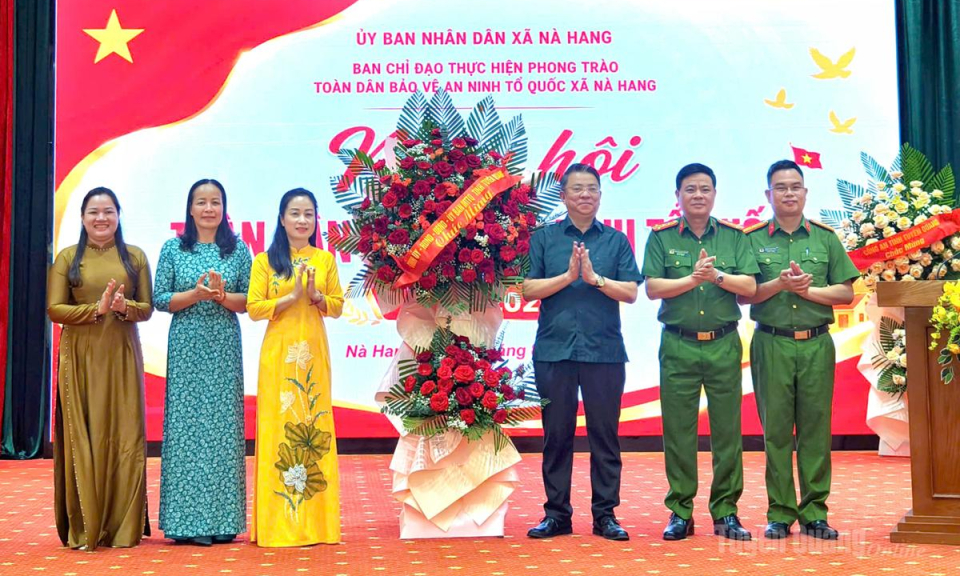 Đồng ch&iacute; Trưởng ban Tuy&ecirc;n gi&aacute;o v&agrave; D&acirc;n vận Tỉnh ủy Trần Mạnh Lợi dự Ng&agrave;y hội To&agrave;n d&acirc;n bảo vệ an ninh Tổ quốc tại N&agrave; Hang