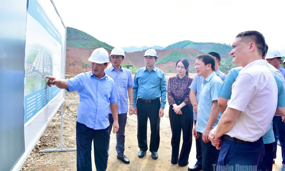 B&iacute; thư Tỉnh ủy Hầu A Lềnh kiểm tra tiến độ c&aacute;c dự &aacute;n đầu tư hạ tầng tại một số địa phương