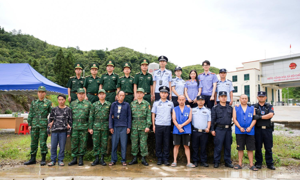 Truy dấu từ hai ph&iacute;a bi&ecirc;n giới