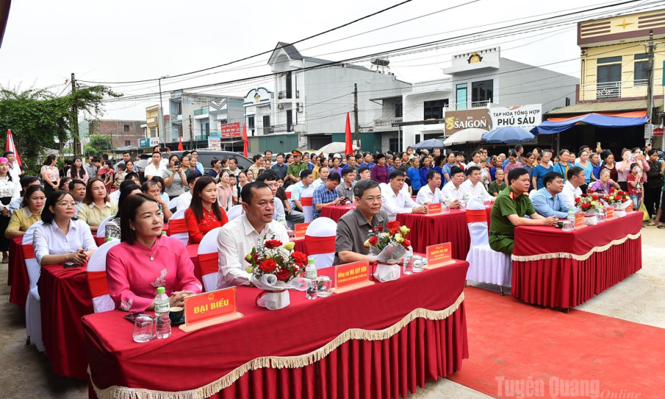 Chủ tịch HĐND tỉnh Nguyễn Văn Sơn dự khai trương &ldquo;Chợ phi&ecirc;n, chợ số&rdquo; x&atilde; Hồng Th&aacute;i