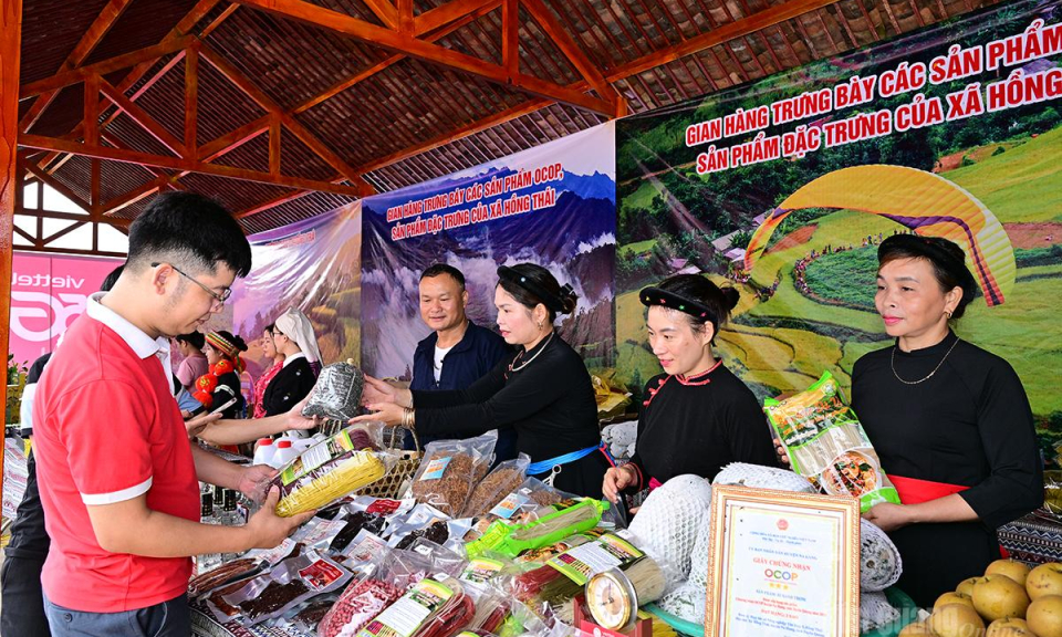 Hồng Th&aacute;i đưa &ldquo;chợ số&rdquo; v&agrave;o &ldquo;chợ phi&ecirc;n&rdquo; truyền thống