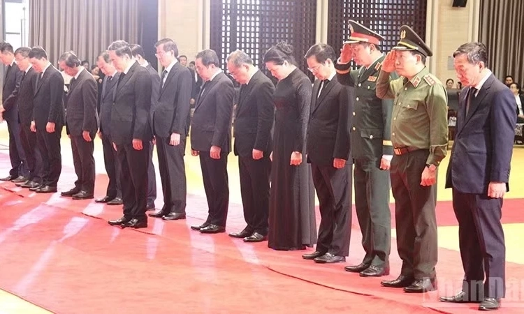 Chủ tịch Quốc hội Trần Thanh Mẫn viếng đồng ch&iacute; Saysomphone Phomvihane