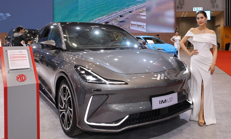 Gi&aacute; xe điện to&agrave;n cầu lần đầu thấp hơn xe hybrid