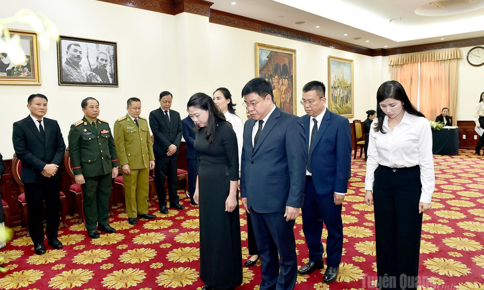 Đo&agrave;n đại biểu tỉnh Tuy&ecirc;n Quang viếng Chủ tịch Quốc hội L&agrave;o Saysomphone Phomvihane