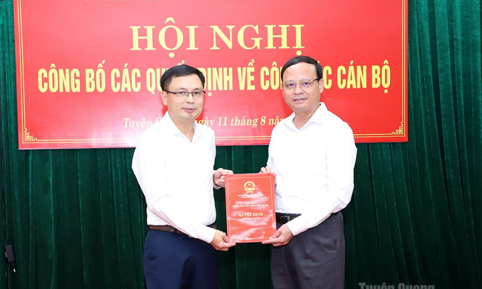 UBND tỉnh c&ocirc;ng bố quyết định về c&ocirc;ng t&aacute;c c&aacute;n bộ