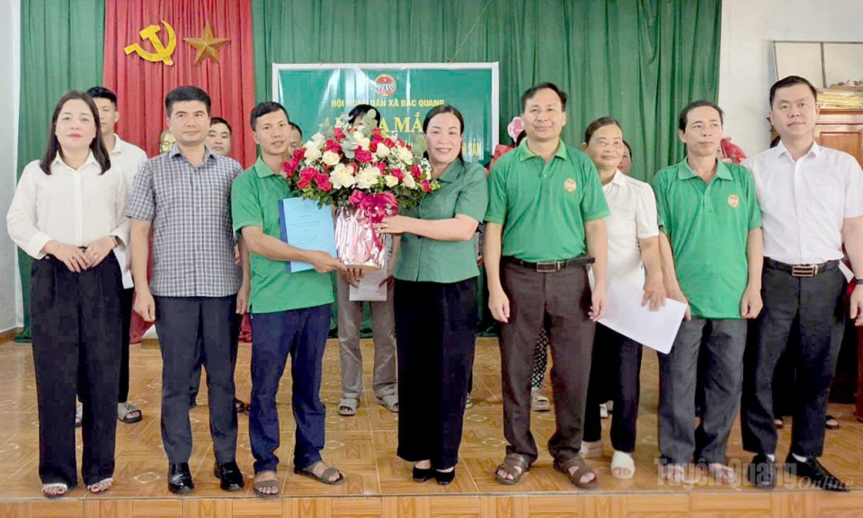 Ra mắt chi hội n&ocirc;ng d&acirc;n nghề nghiệp chăn nu&ocirc;i tr&acirc;u sinh sản