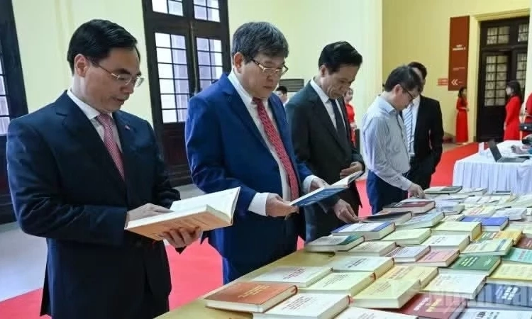 Ph&aacute;t huy vai tr&ograve; l&atilde;nh đạo của cấp ủy trong hoạt động xuất bản