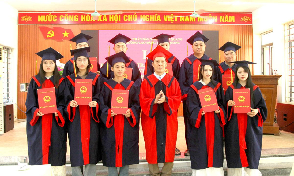 Bế giảng v&agrave; trao bằng tốt nghiệp hệ Cao đẳng cho 94 sinh vi&ecirc;n