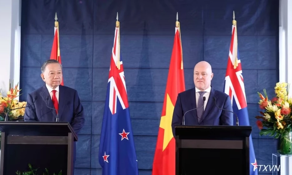 Tổng B&iacute; thư, Chủ tịch nước T&ocirc; L&acirc;m v&agrave; Thủ tướng New Zealand gặp gỡ b&aacute;o ch&iacute;, chứng kiến trao văn kiện hợp t&aacute;c