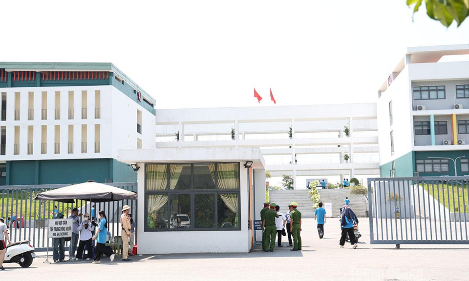 Th&iacute; sinh đến điểm thi Trường THPT Chuy&ecirc;n Tuy&ecirc;n Quang l&agrave;m thủ tục thi lại