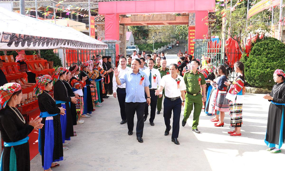 Chủ tịch UBND tỉnh Phan Huy Ngọc dự Ng&agrave;y hội To&agrave;n d&acirc;n bảo vệ an ninh Tổ quốc tại x&atilde; Lũng C&uacute;