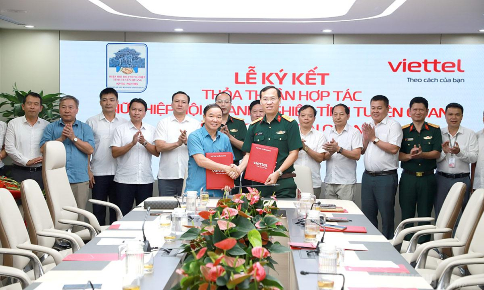 K&yacute; thỏa thuận hợp t&aacute;c giữa Hiệp hội Doanh nghiệp tỉnh v&agrave; Viettel Tuy&ecirc;n Quang