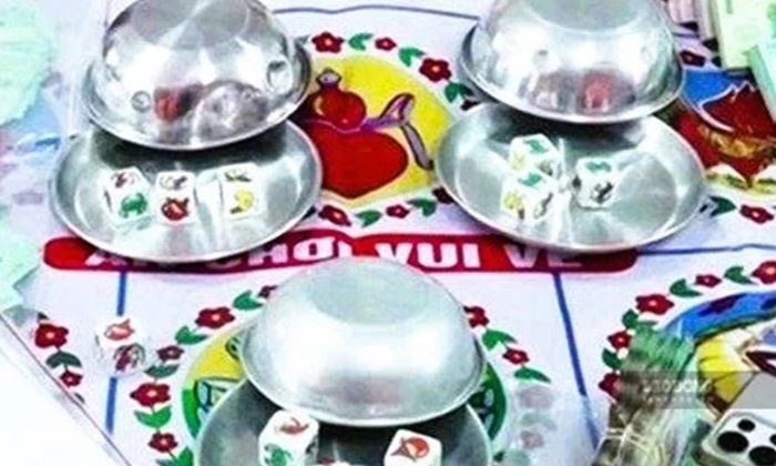 Bắt quả tang 8 người trong sới bầu cua, thu giữ gần nửa tỉ đồng