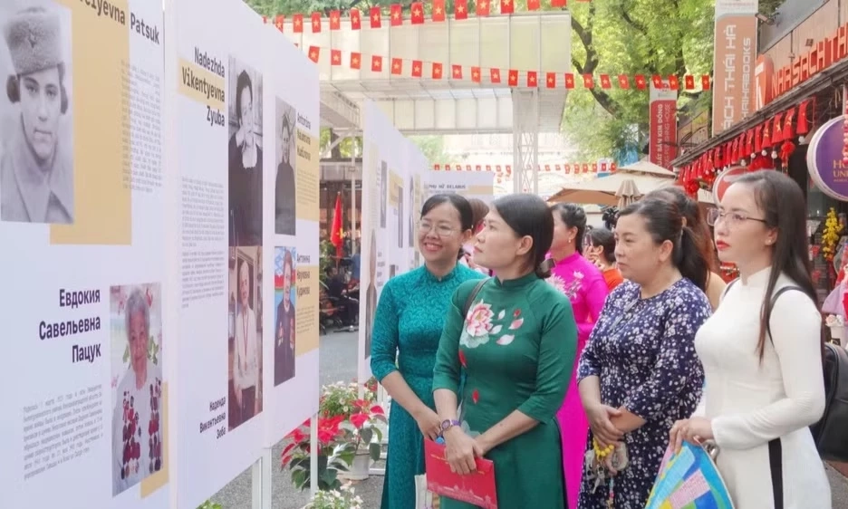 X&acirc;y dựng chuẩn mực con người trong giai đoạn mới