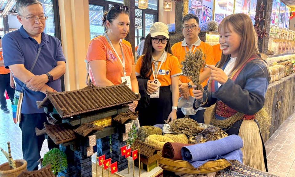 Bước ch&acirc;n tr&ecirc;n miền di sản