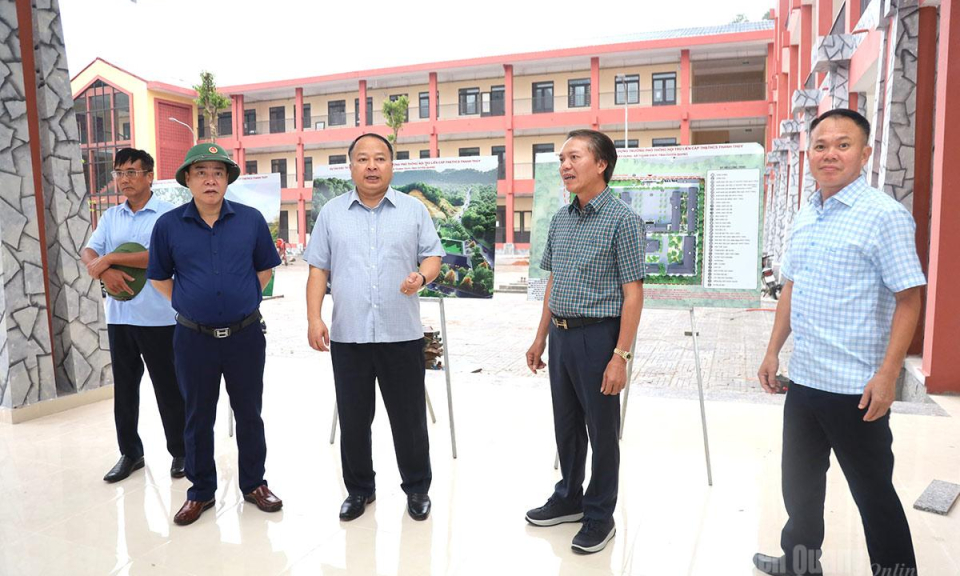 Chủ tịch UBND tỉnh Phan Huy Ngọc kiểm tra tiến độ x&acirc;y dựng Trường phổ th&ocirc;ng nội tr&uacute; li&ecirc;n cấp Tiểu học v&agrave; THCS Thanh Thủy